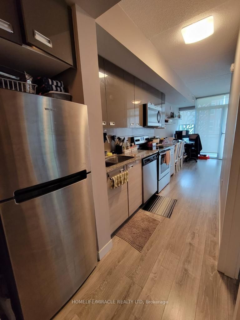 home for lease on 207-250 Albert Street W