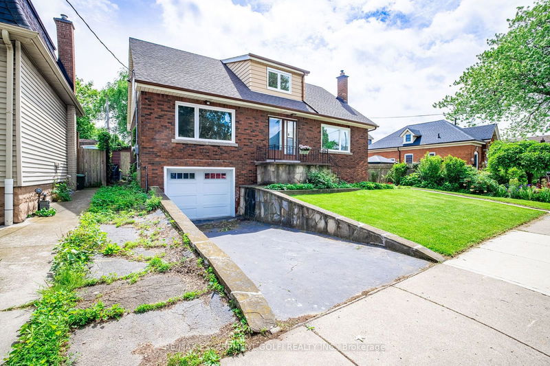 home for sale on 106 Simcoe Street E