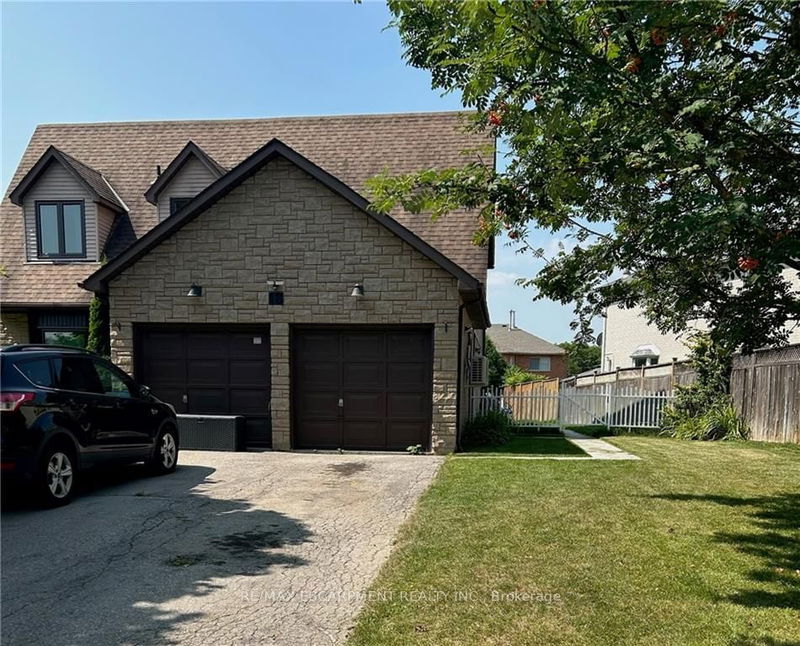 home for lease on Upper-18 Golfview Crescent