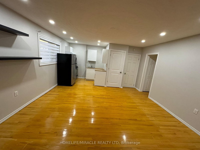 Lower - 2 Envoy Blvd, Hamilton, L8G 4N1 | Image 2