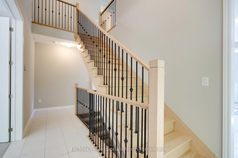 16 Leeds Crt, Bracebridge, P1L 0B7 | Image 2