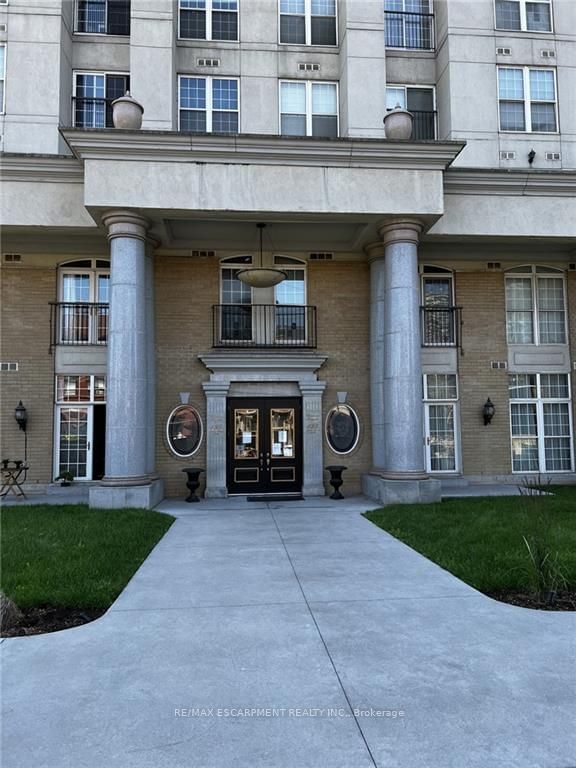 home for lease on 804-135 JAMES Street S