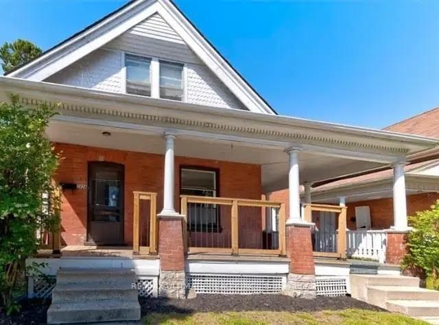 home for lease on 282 Brant Avenue N