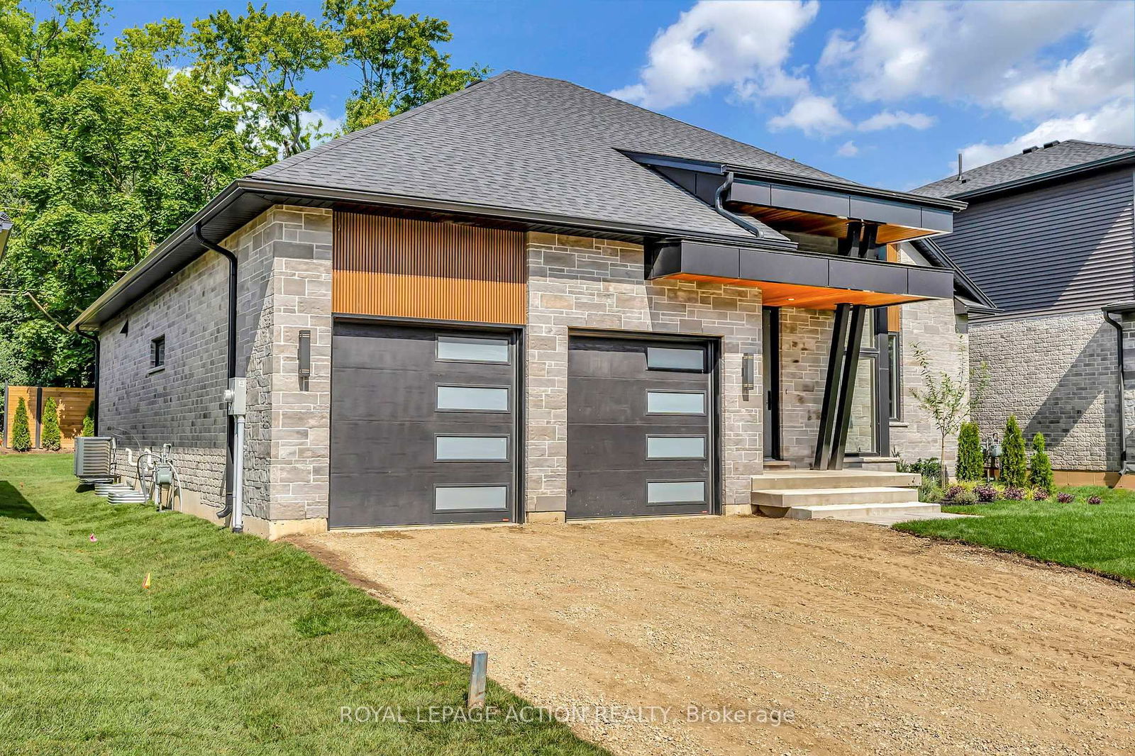 Detached House sold at 145 Parkside Drive, Brantford, N3T 0S9 - MLS: X9284659