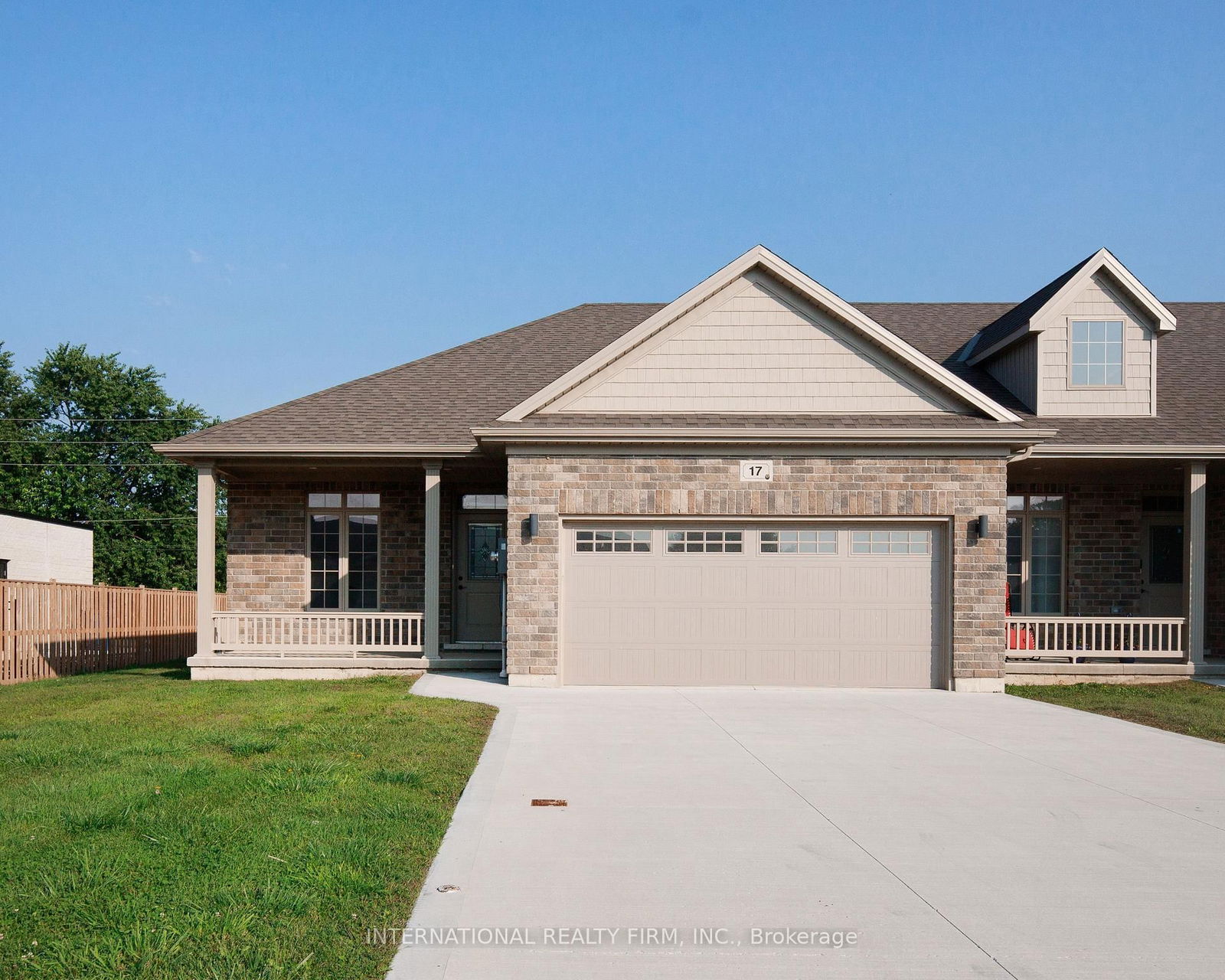 Townhouse sold at 17 Mcintosh Avenue, Chatham-Kent, Chatham, N7M 6M1 - MLS: X9297491