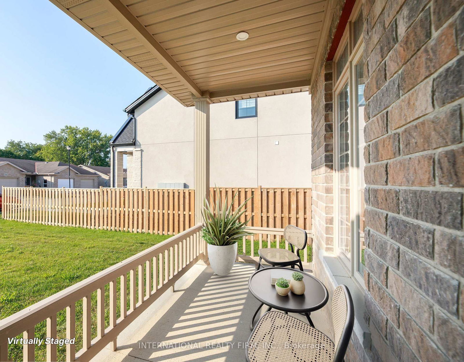 Townhouse sold at 17 Mcintosh Avenue, Chatham-Kent, Chatham, N7M 6M1 - MLS: X9297491