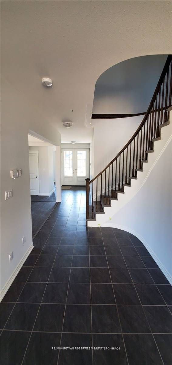 home for lease on 7 Darling Avenue W
