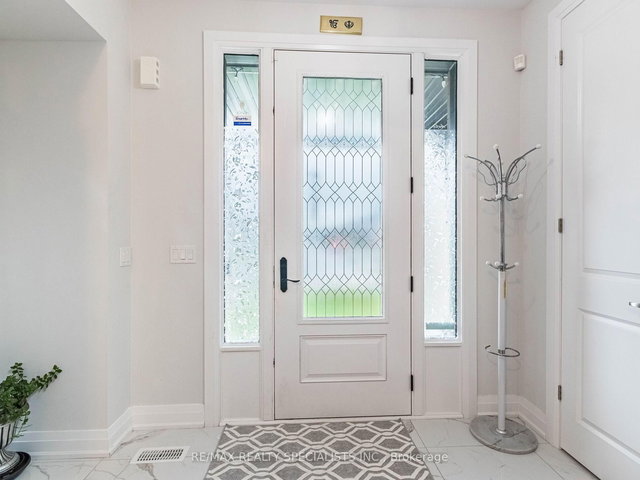 1055 Edinburgh Drive N