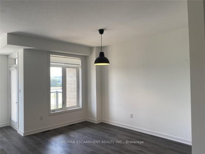 Unit 44 — 590 North Service Road — more photos