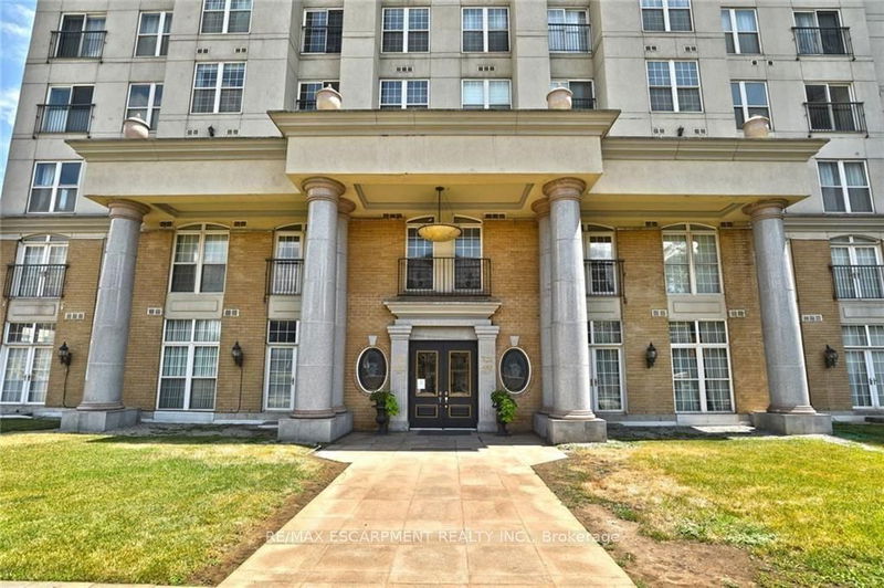 home for lease on 1505-135 James Street S