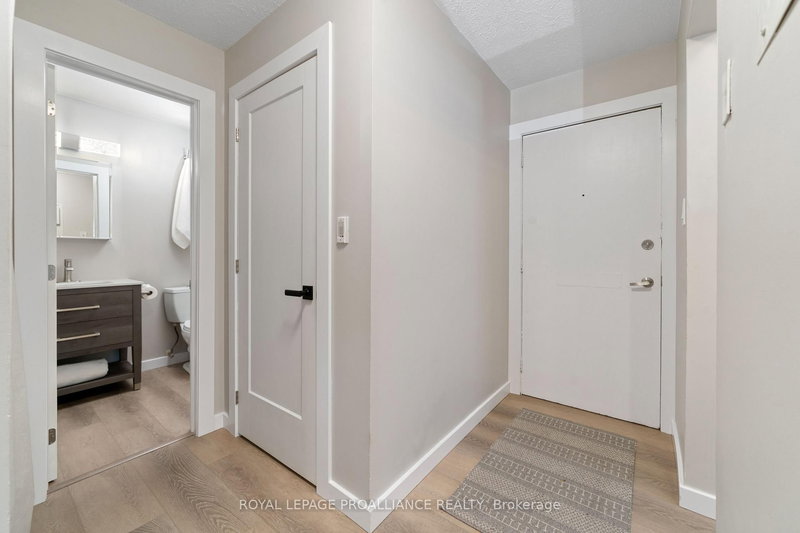 210 - 25 College St E, Belleville, K8P 2E3 | Image 2