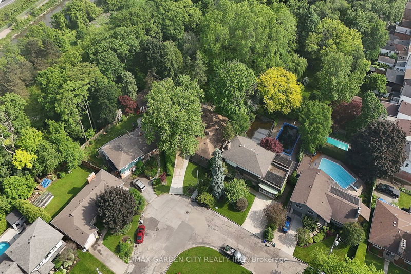 16 Freeland Crt  Hamilton, L8S 3R5 | Image 2