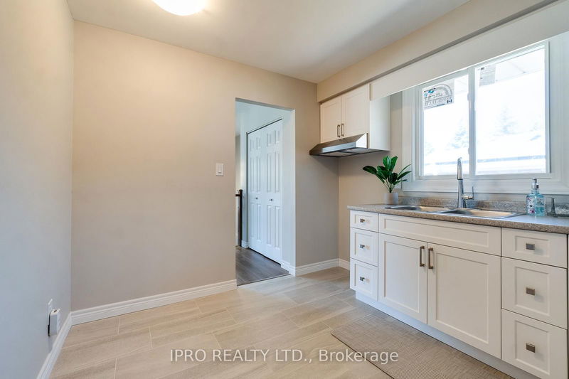 18 Costain Crt  Hamilton, L9C 5V5 | Image 13