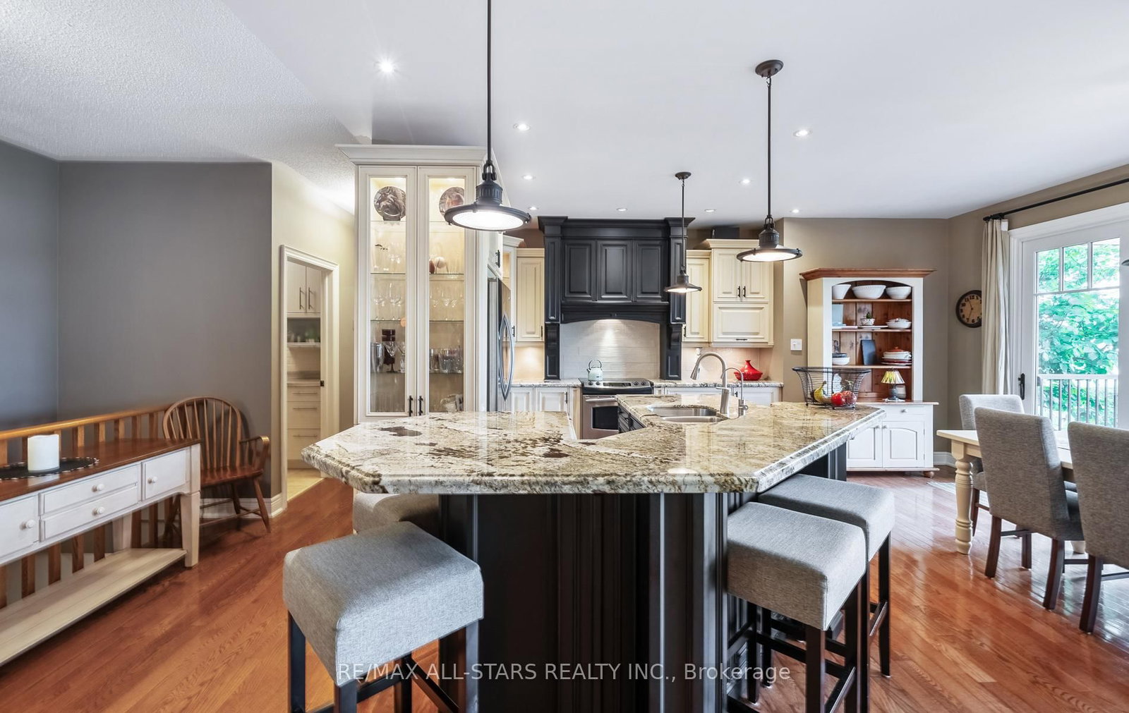Listing Image 10