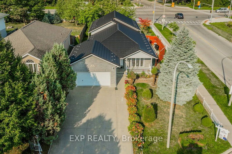 3 Dineen Crt  Kitchener, N2B 3X3 | Image 1