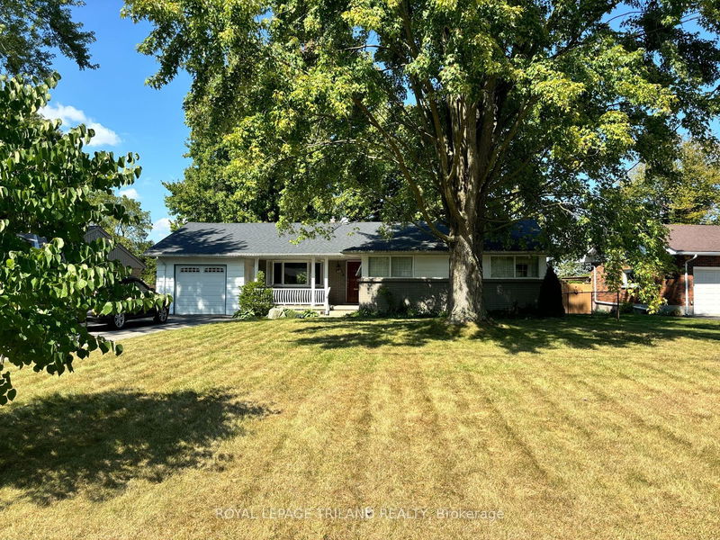 home for lease on Upper-32 Daleview Crescent