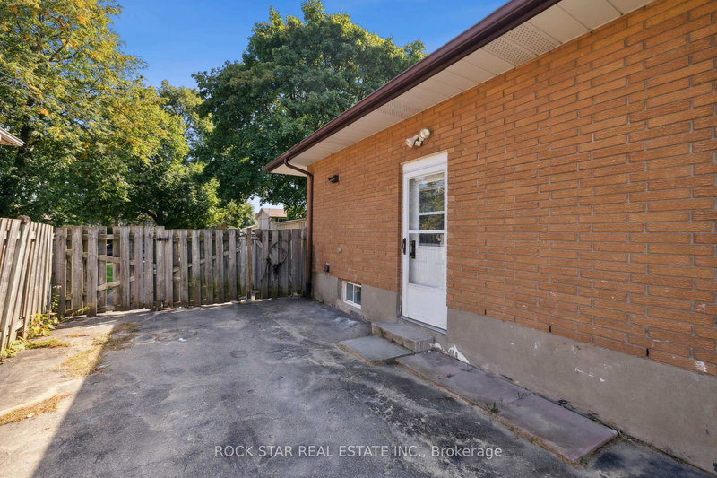 Lower - 87 Leaside Dr, St. Catharines, L2M 4G7 | Image 2