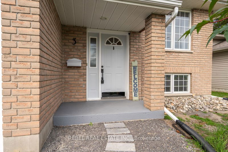 3 Gilmour Crt  Quinte West, K8V 6V6 | Image 2