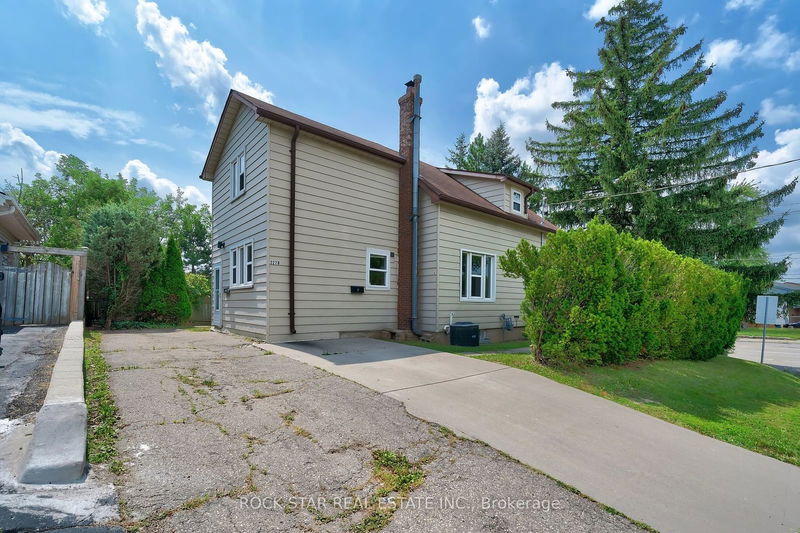 227 Fairway Rd N Kitchener, N2A 2N7 | Image 1