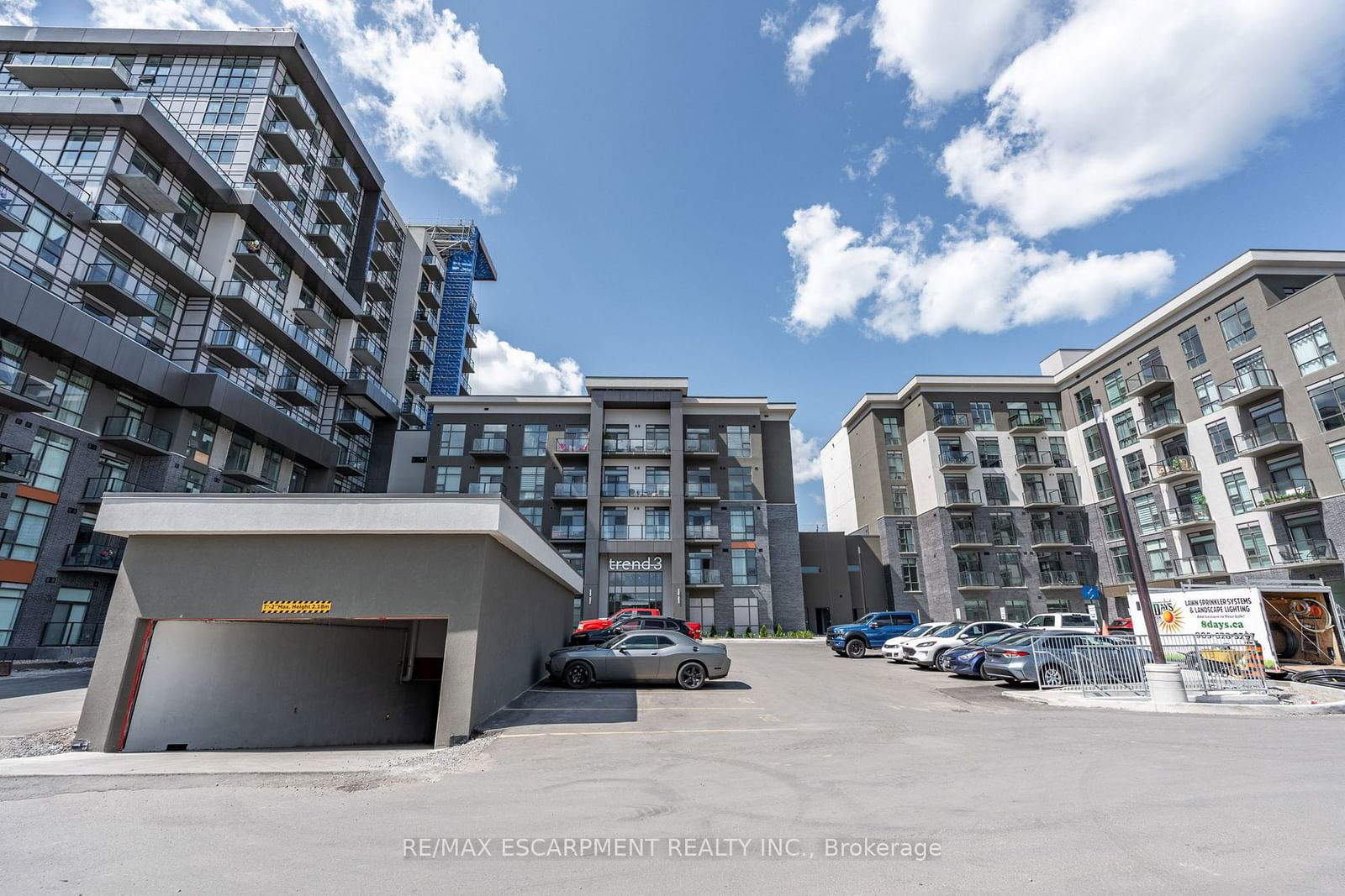 Building in 470 DUNDAS Street