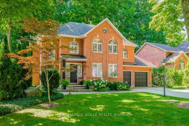 219 Corrie Cres, Waterloo, N2L 5W3 | Image 2