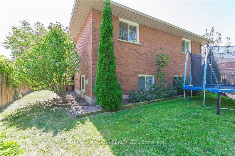 4 College Park Dr  Welland, L3C 6Z6 | Image 9