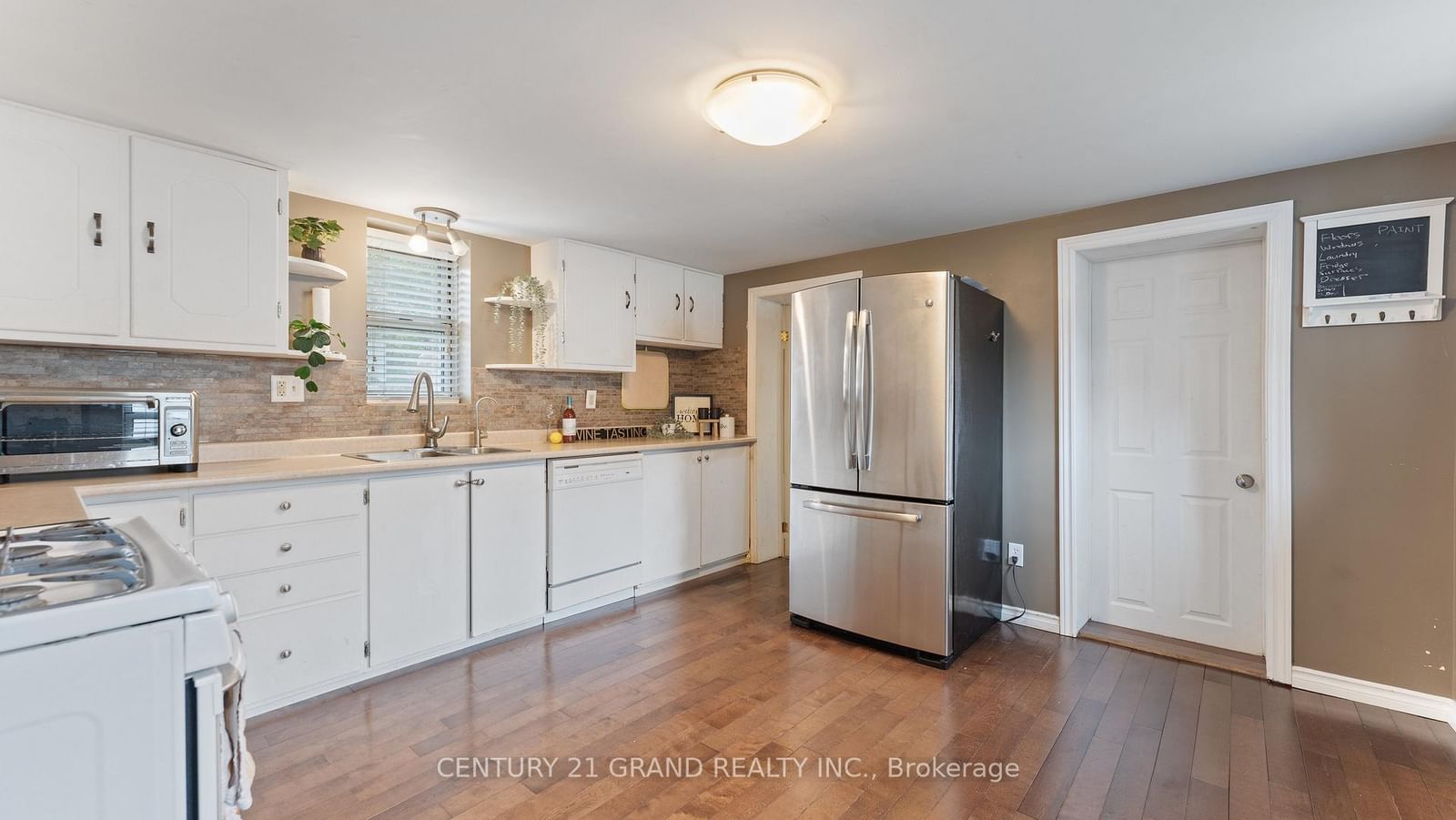 Listing Image 11
