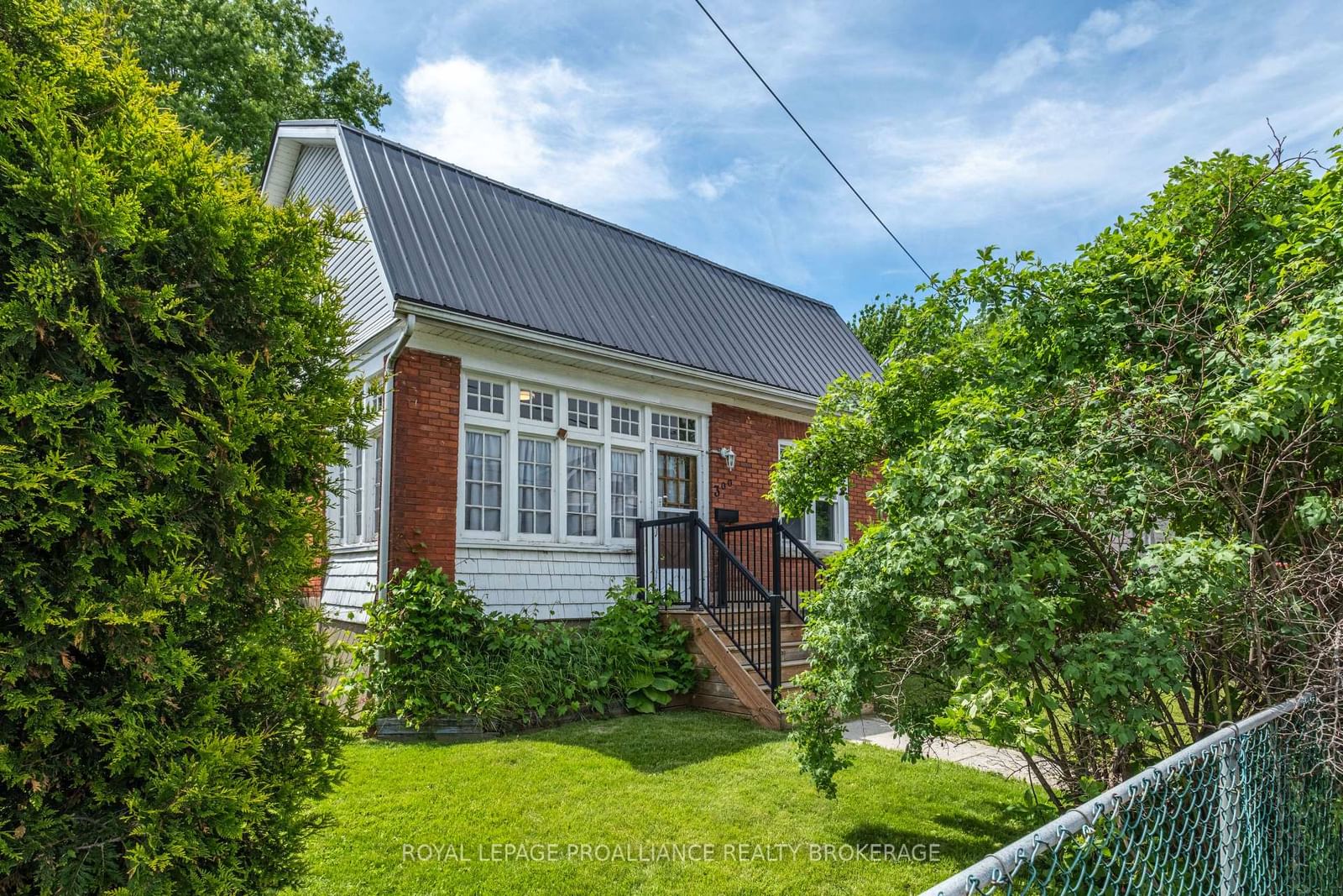 Listing Image 4