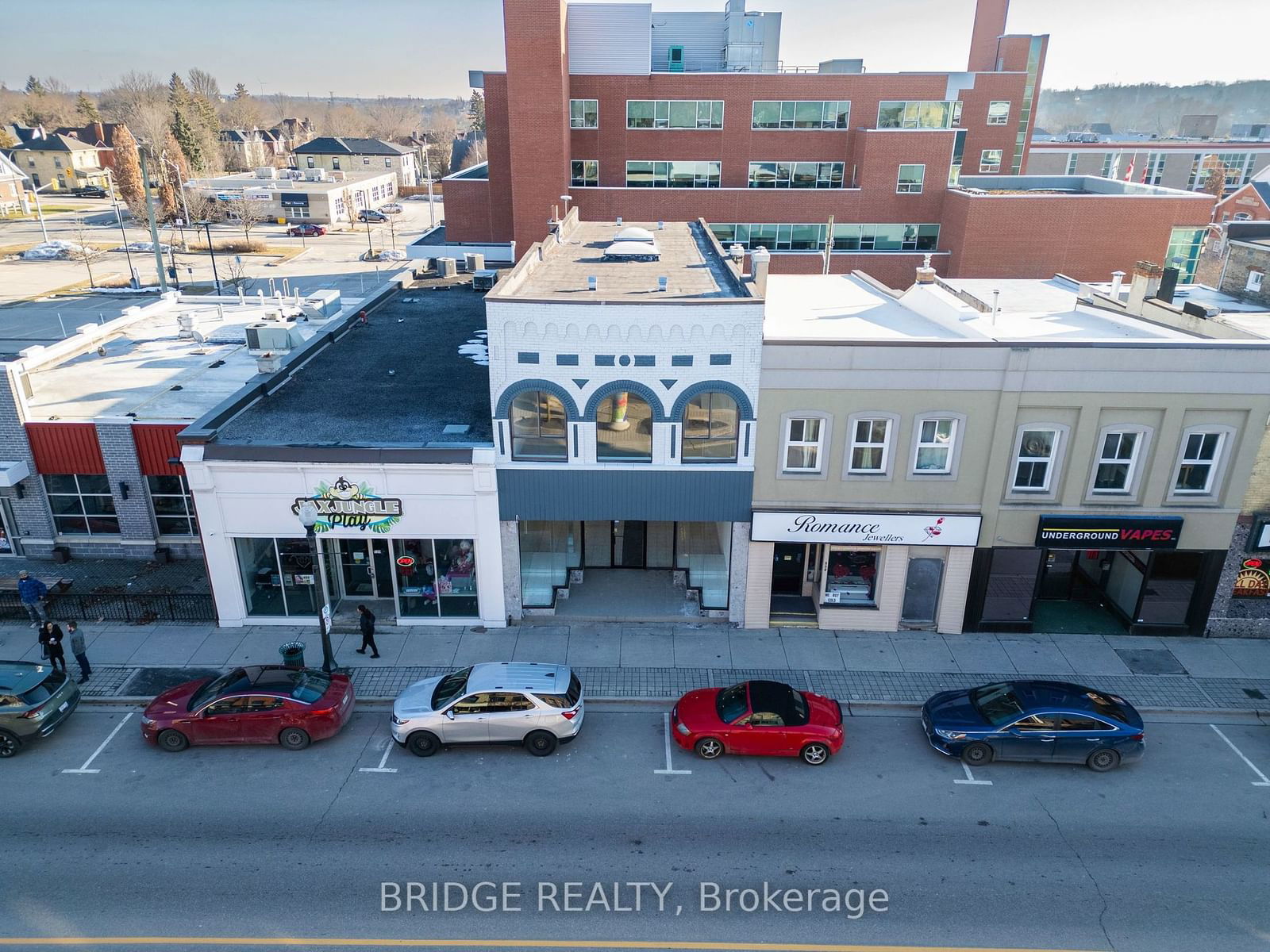 Building in 516 Dundas Street