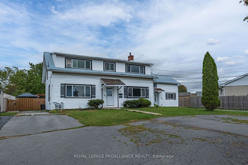 10-12 Manitou Cres  Loyalist, K7N 1B6 | Image 1