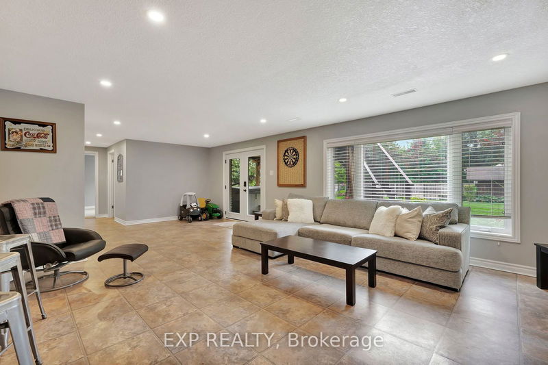 53 Rolling Acres Dr  Kitchener, N2A 3X1 | Image 32