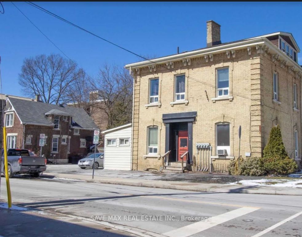 Building in 106 Kent Street