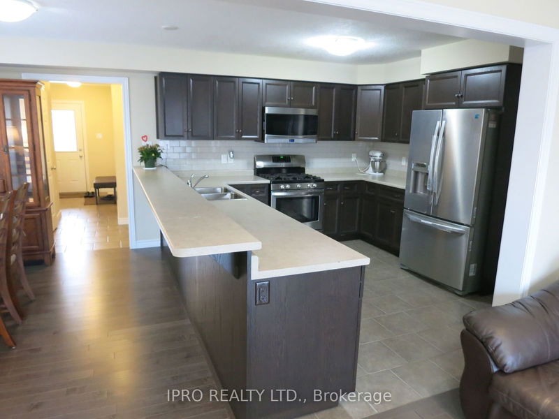 home for lease on 77 Oakes Crescent