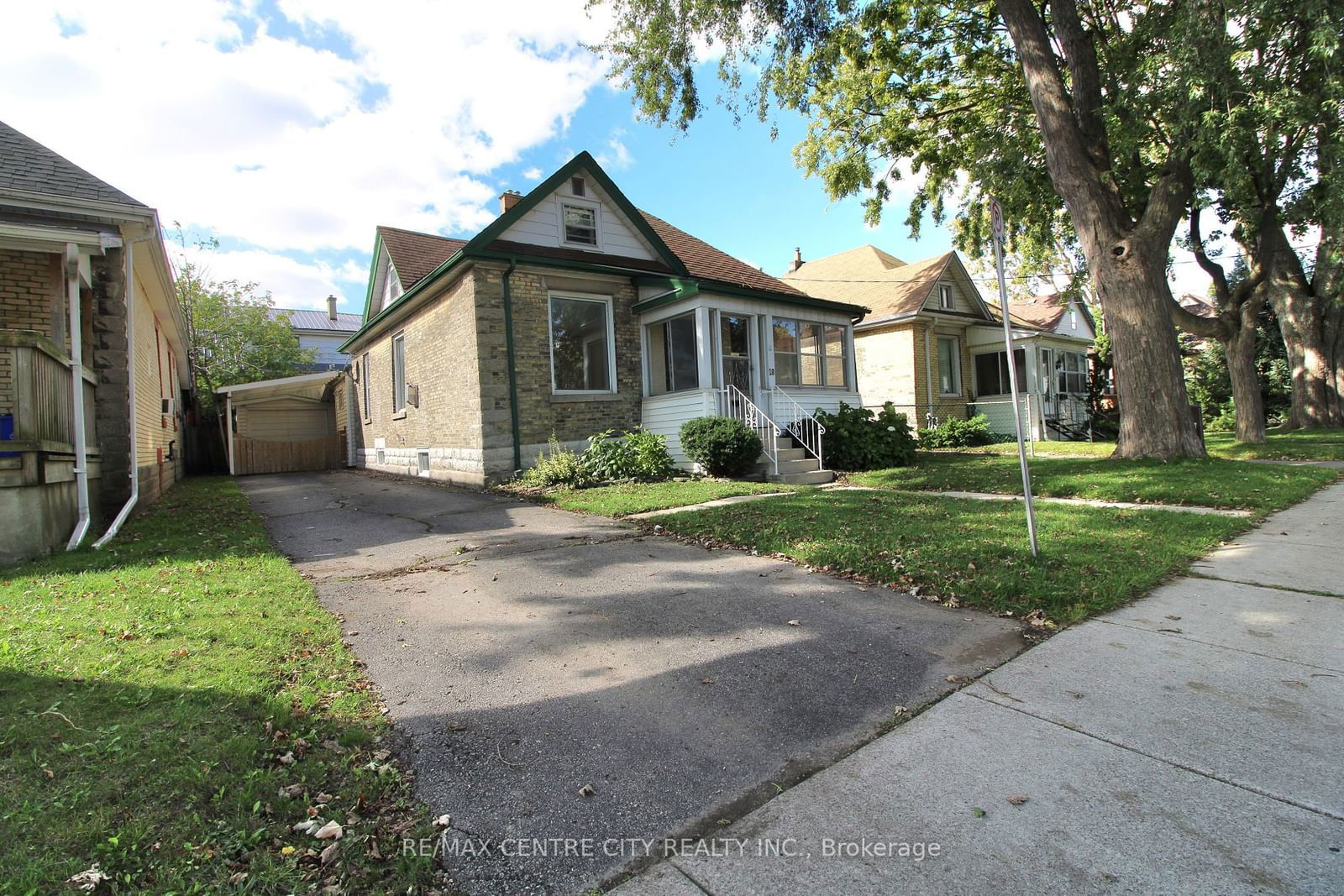 Building in 18 Woodworth Avenue