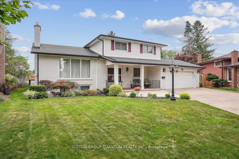 19 Meadowbrook Cres  St. Catharines, L2M 7G8 | Image 1