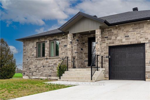 Building in 377 10th Concession Road