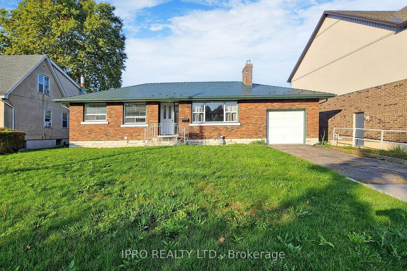 home for lease on 127 Moffatt Street E