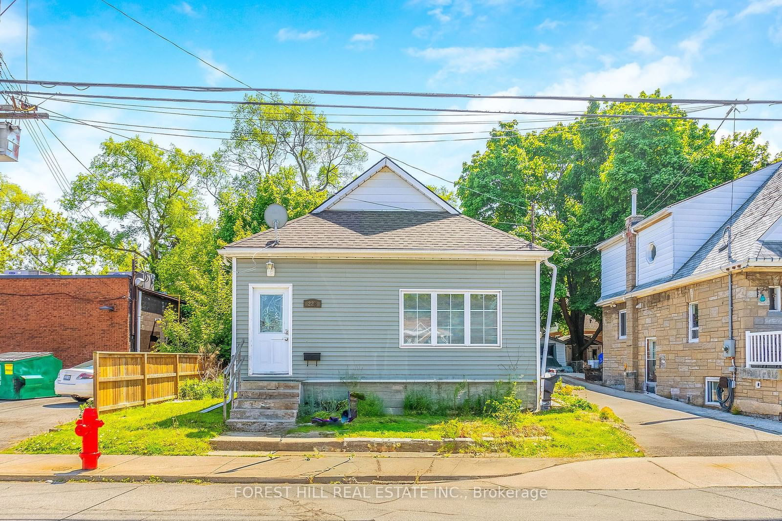 Building in 224 Brucedale Avenue