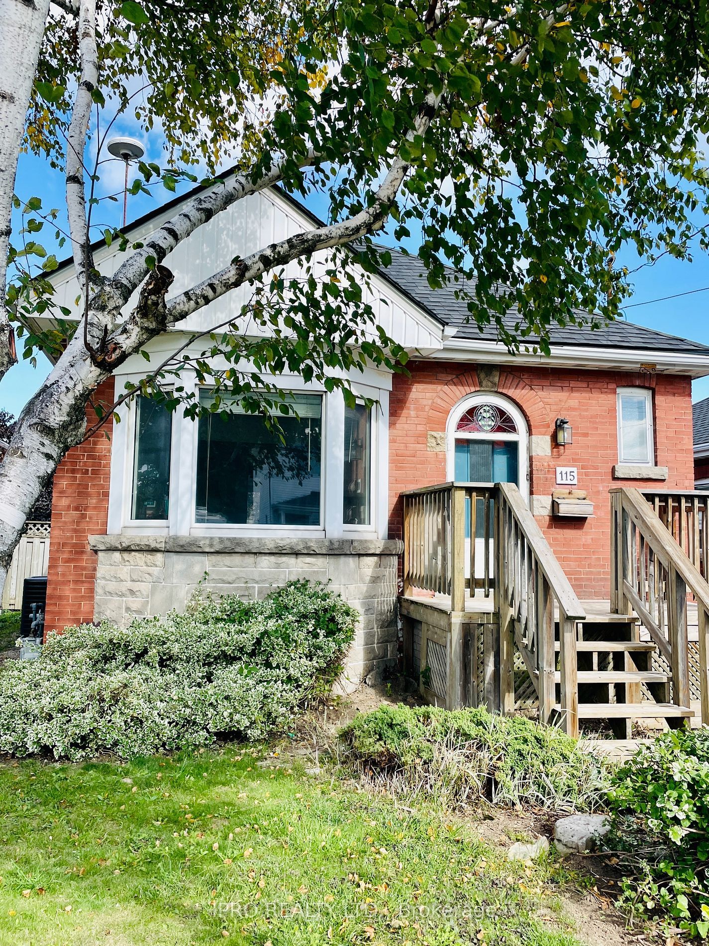 Building in 115 Brucedale Avenue