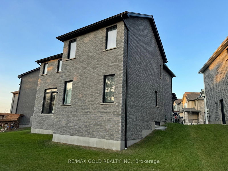 4 - 32 Faith St, Cambridge, N1T 0E8 | Image 2