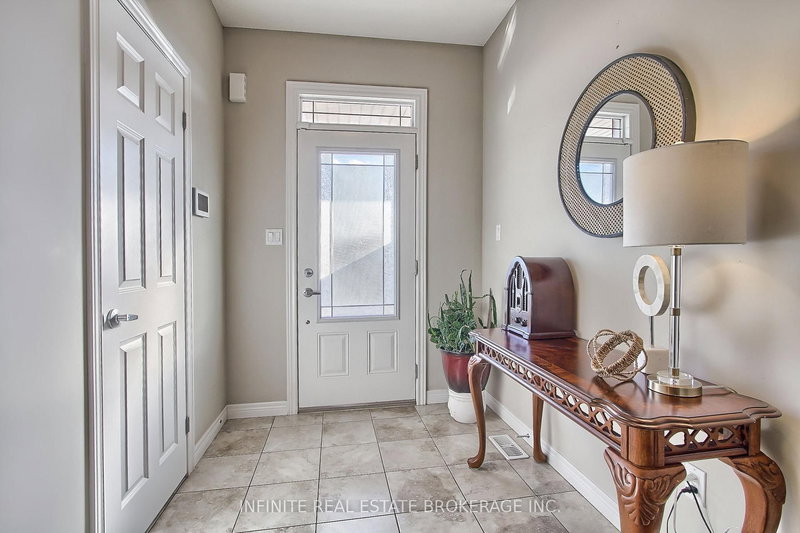 11 - 380 Lake St, Grimsby, L3M 0E8 | Image 2