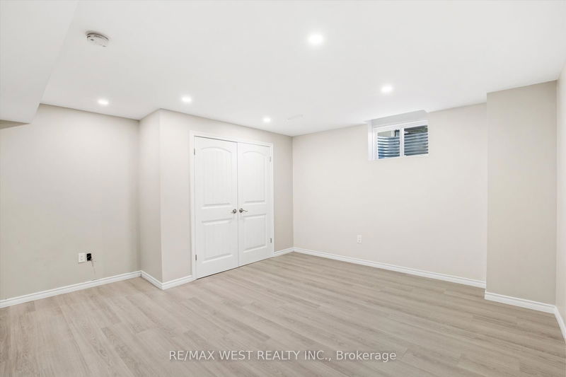 133 Mcfarlane Cres  Centre Wellington, N2M 0G5 | Image 35