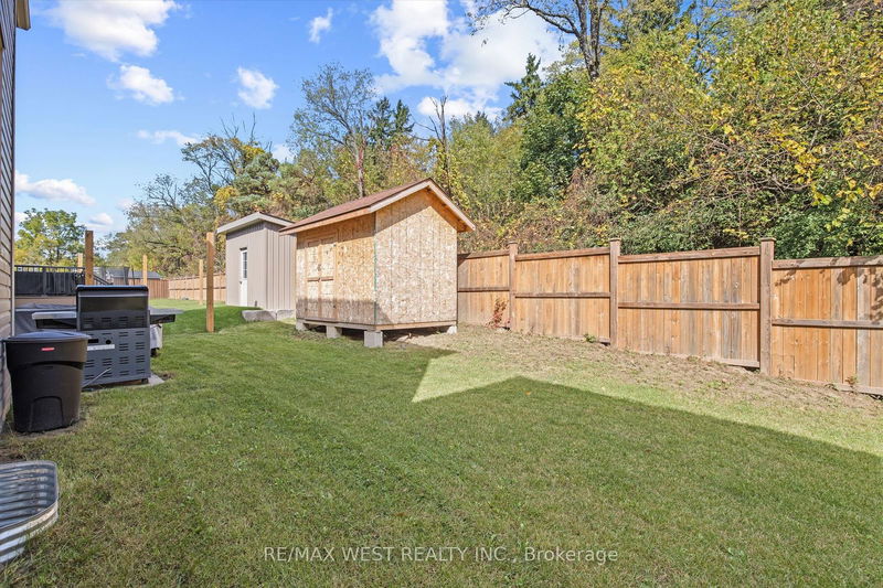 133 Mcfarlane Cres  Centre Wellington, N2M 0G5 | Image 39