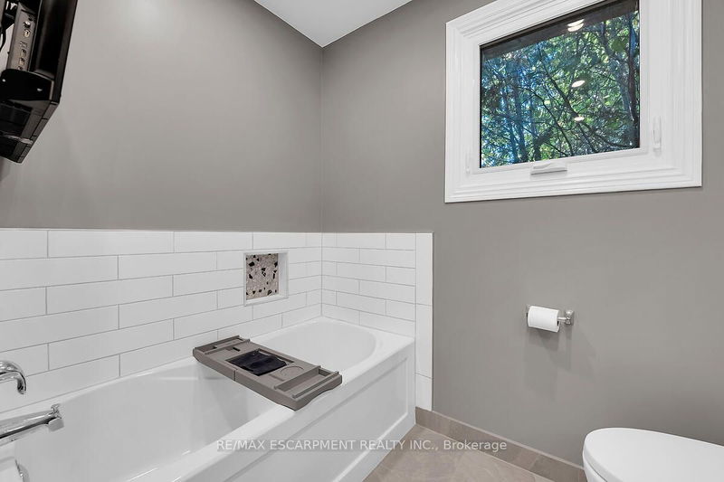 1558 Upper Wellington St  Hamilton, L9B 2C1 | Image 25