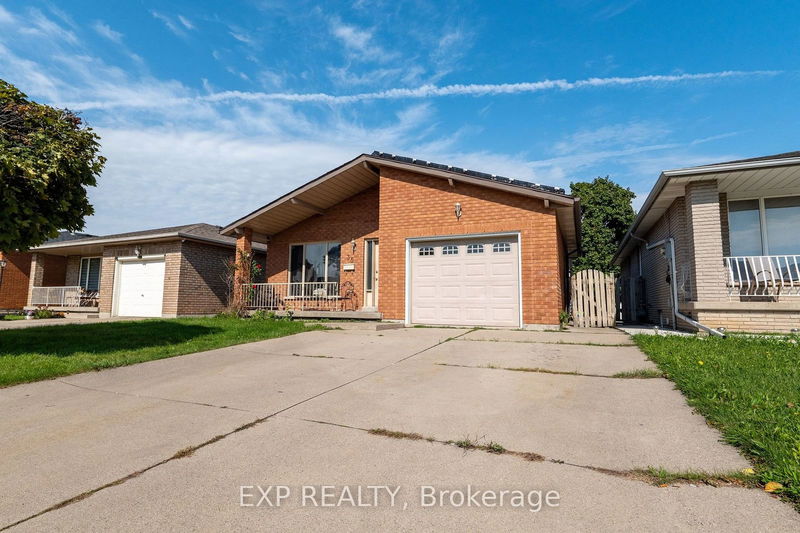 35 Janet Crt  Hamilton, L8E 4X8 | Image 2