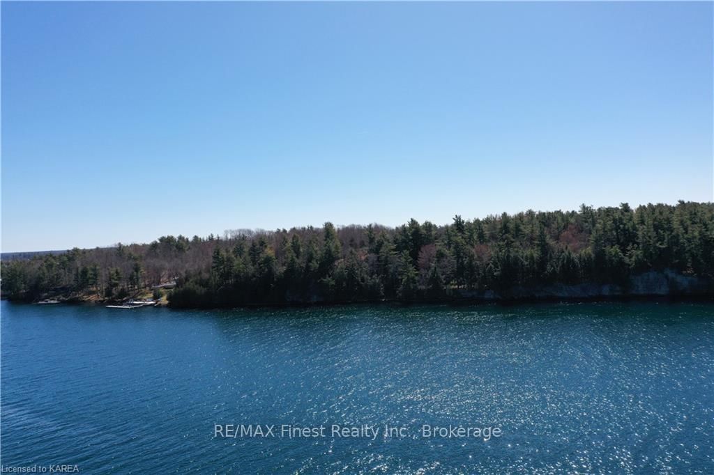 B CLUB ISLAND • Leeds and the Thousand Islands, ON photo 3