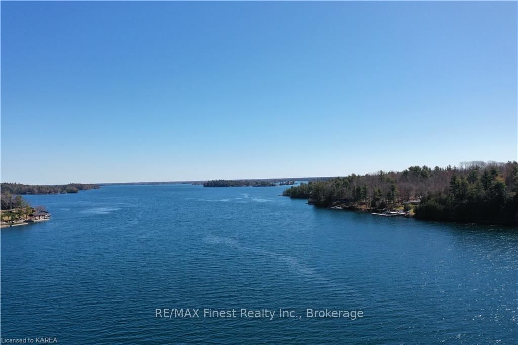 B CLUB ISLAND • Leeds and the Thousand Islands, ON photo 5