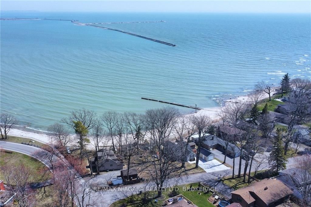 Building at 15 OAKRIDGE Crescent, Port Colborne, Sugarloaf