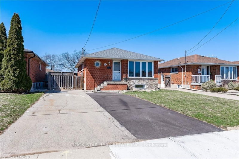 home for lease on Lower-40 Clarendon Avenue