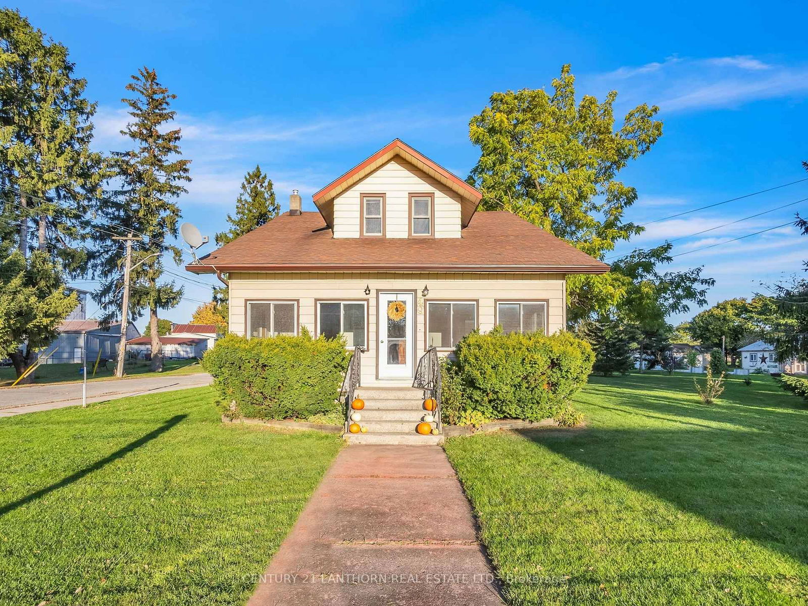 Building at 49 Consecon Street, Prince Edward County, Wellington